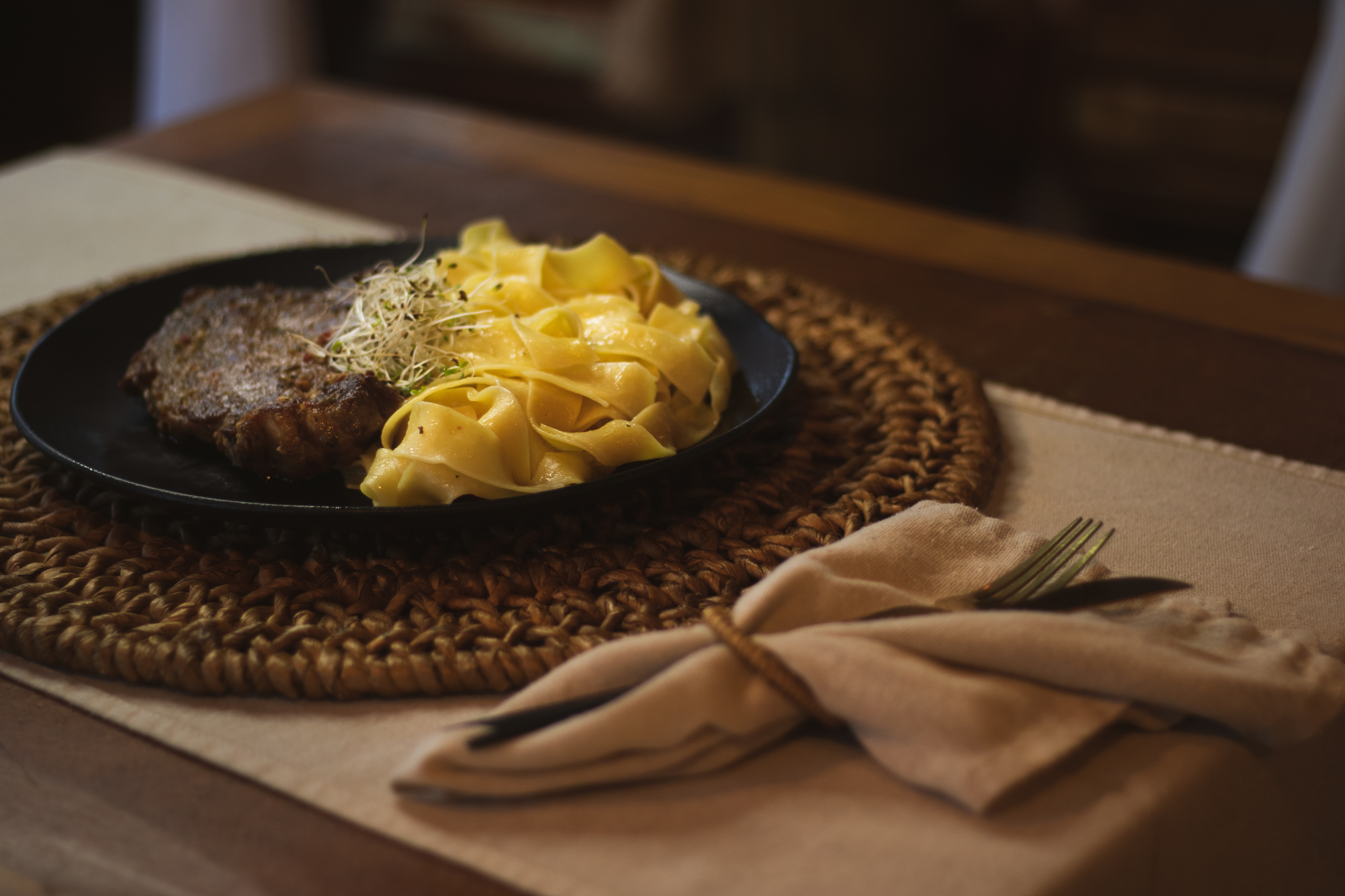 Prato refinado com bife e massa